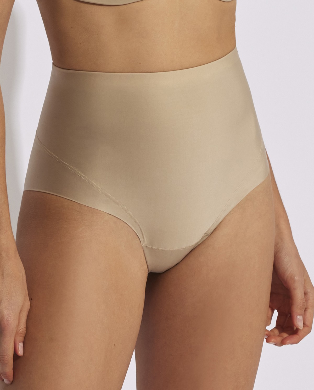 CUECA MUITO ALTA INVISÍVEL