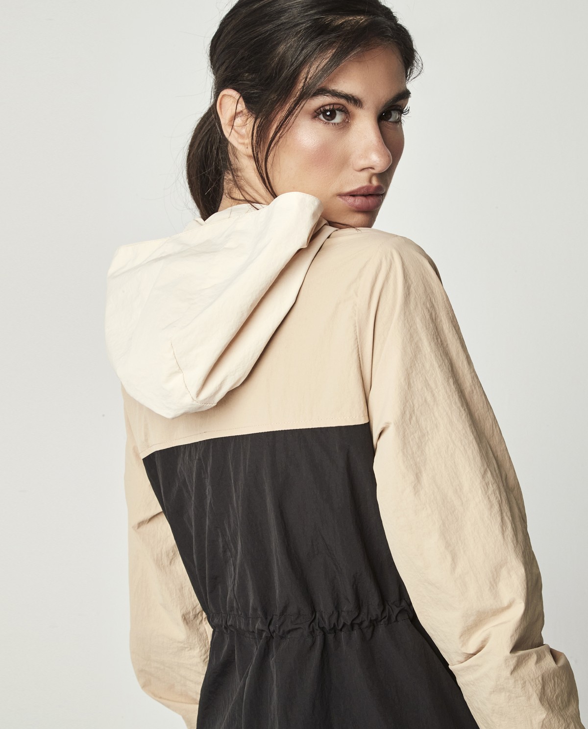 CHAQUETA CORTAVIENTOS LARGA BY PILAR RUBIO