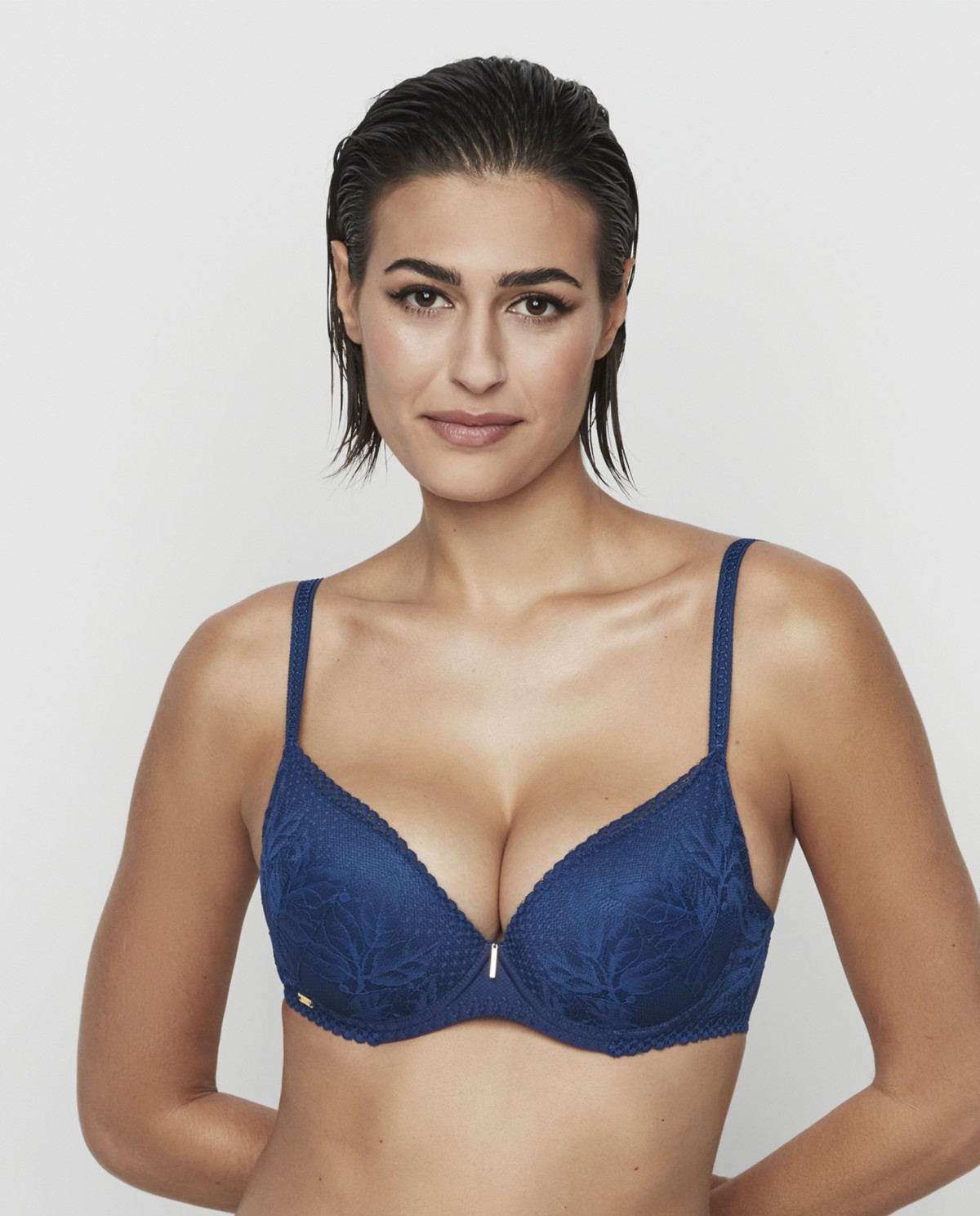 DEEP-NECK PUSH-UP BRA