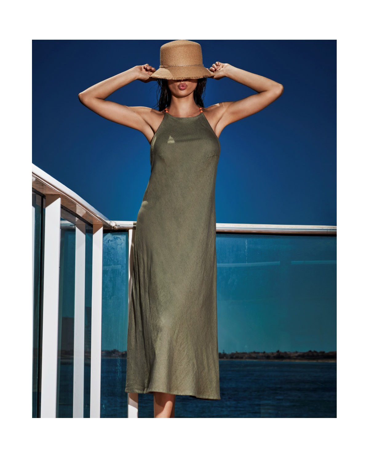 ABITO CON SCOLLO HALTER