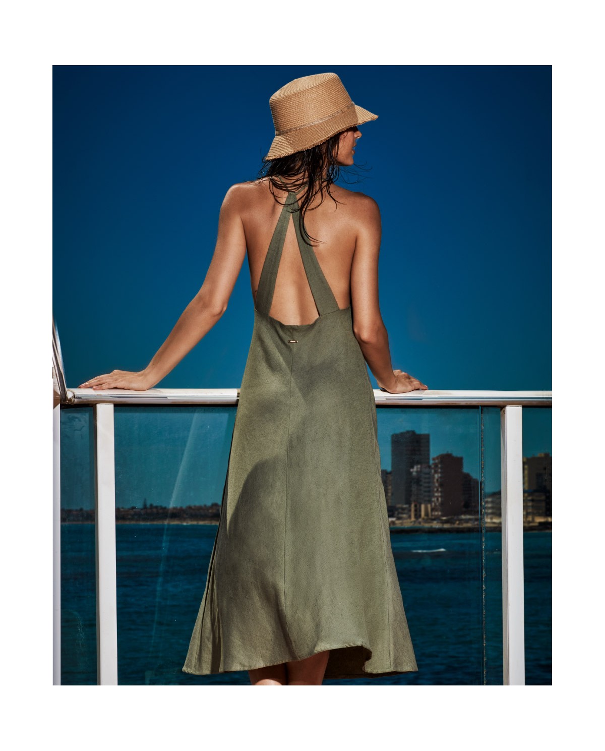 ABITO CON SCOLLO HALTER