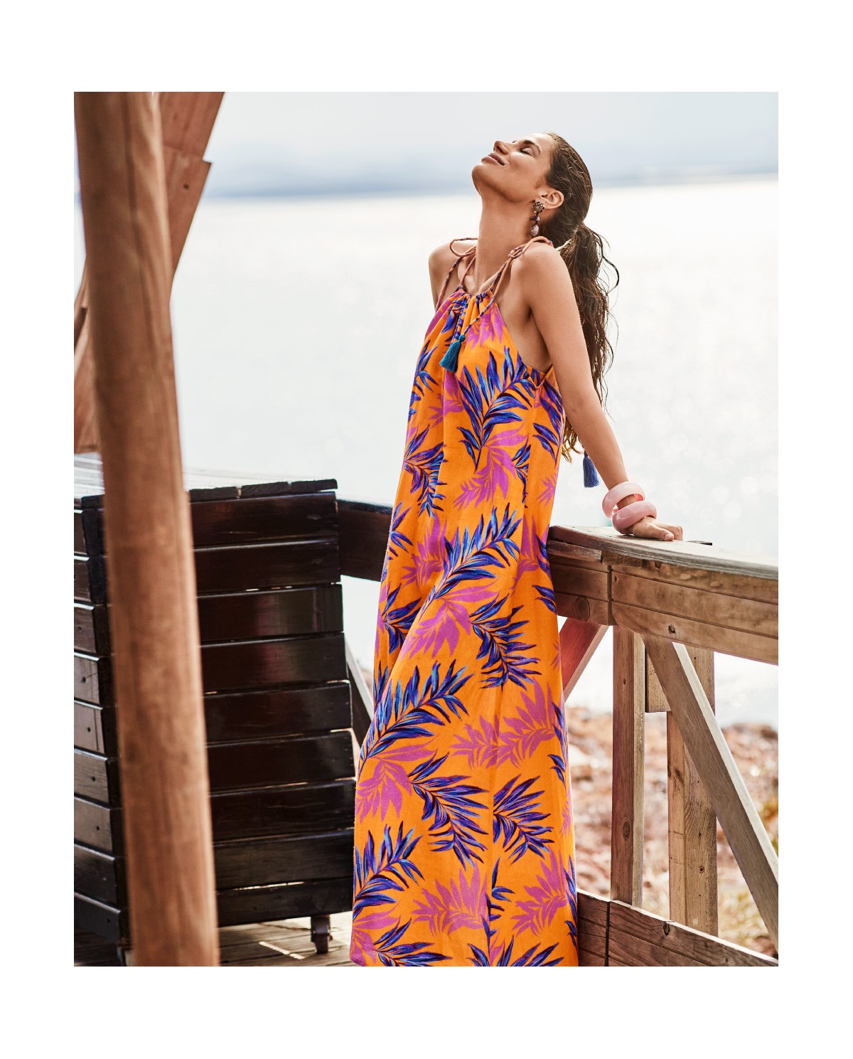 ABITO LUNGO ESCOTE HALTER