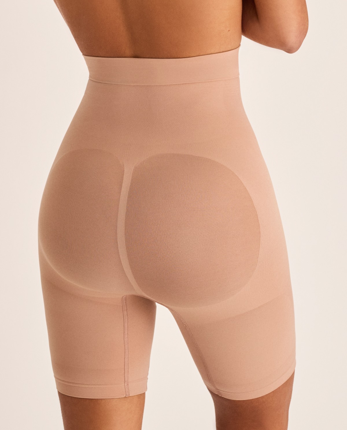 PANTALONI A VITA ALTA E INDUMENTI MODELLANTI