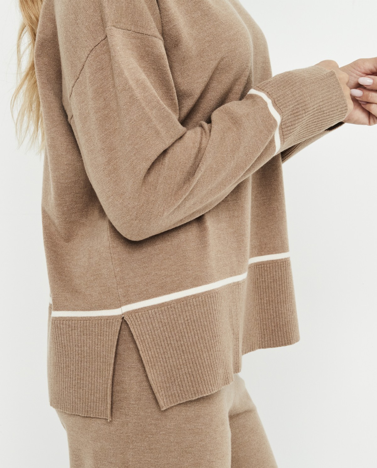 CONJUNTO DE MALHA COM DECOTE EM BICO