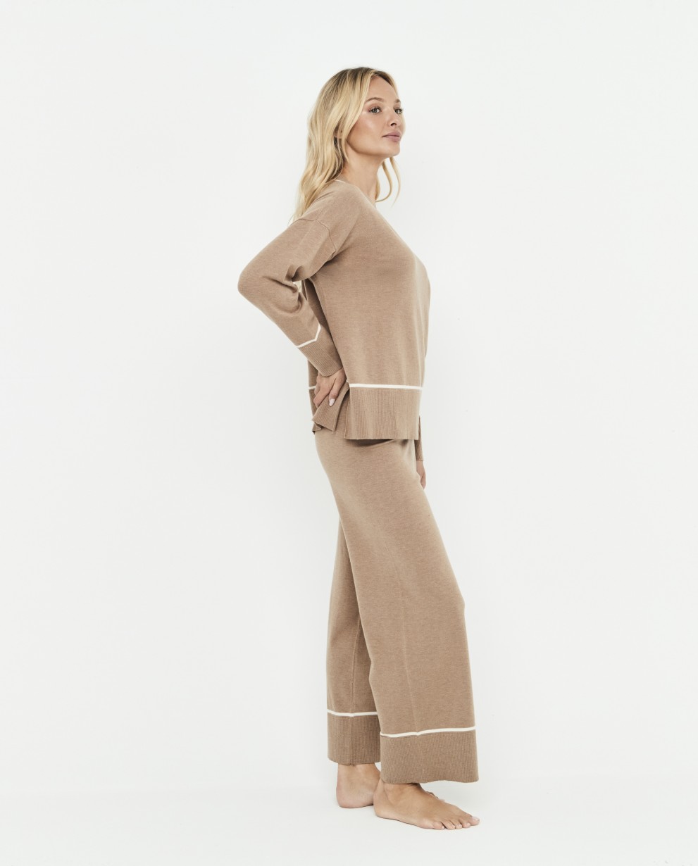 CONJUNTO DE MALHA COM DECOTE EM BICO