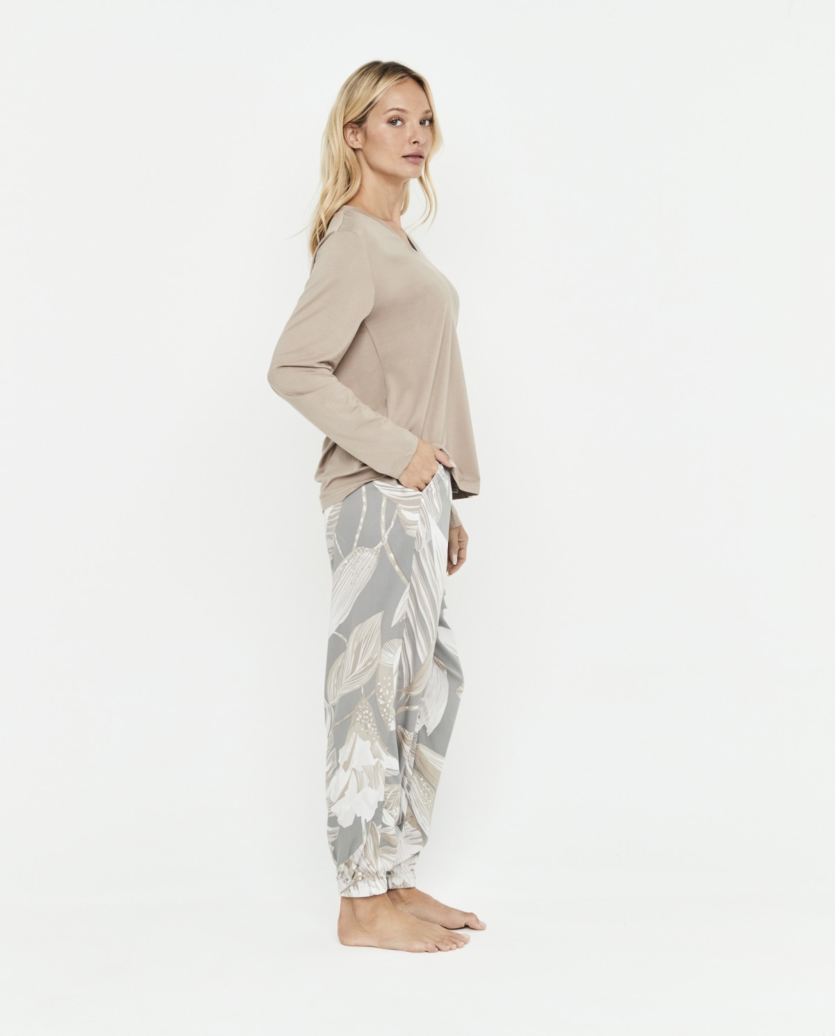 PIJAMA COM T-SHIRT EM BAMBU E CALÇAS EM VISCose