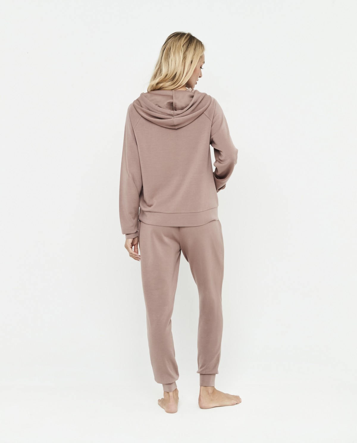 CONJUNTO SUDADERA CON CAPUCHA PANTALON