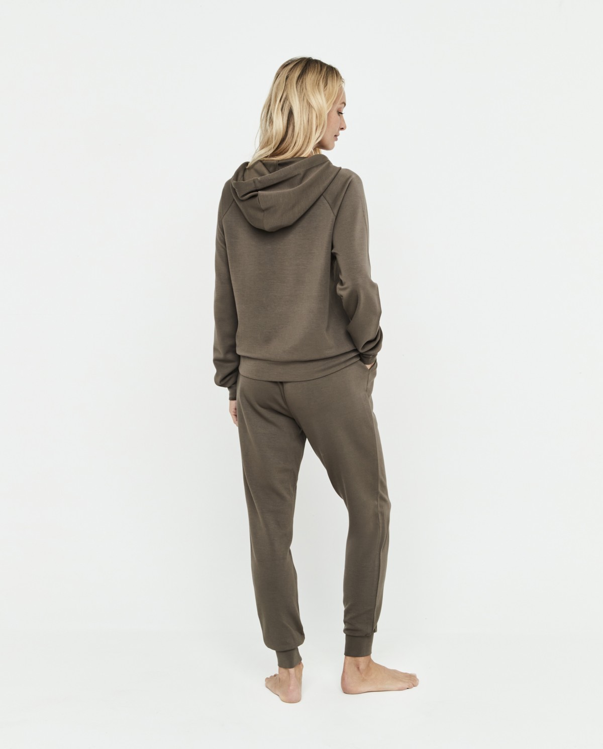 CONJUNTO SUDADERA CON CAPUCHA PANTALON