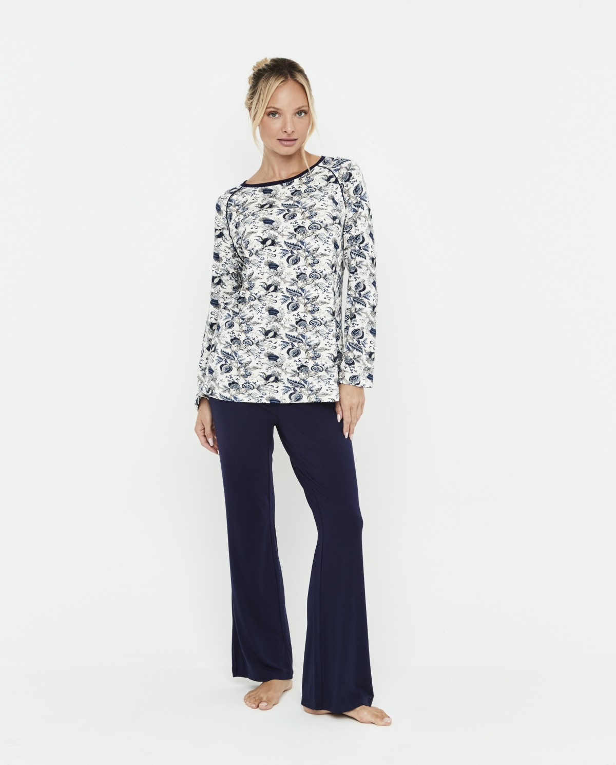 PIGIAMA DA DONNA CON T-SHIRT A MANICHE RAGLAN E PANTALONI YOGA