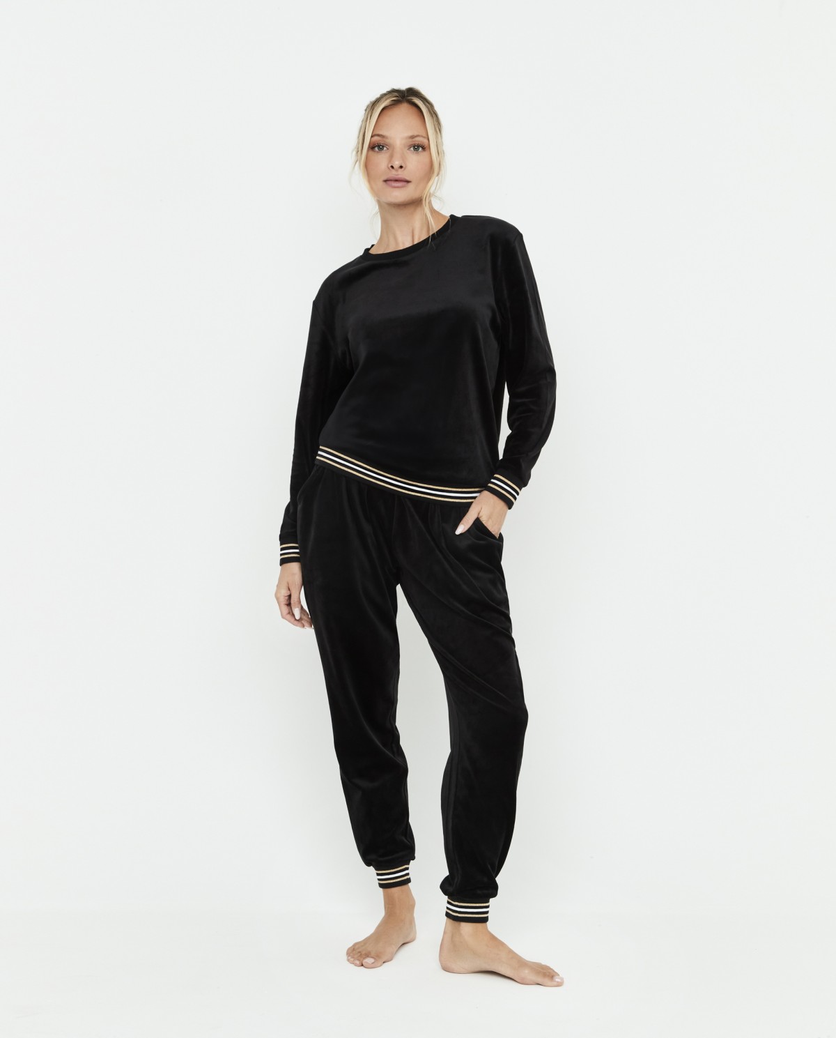 CONJUNTO DE VELUDO COM SWEAT E CALÇAS