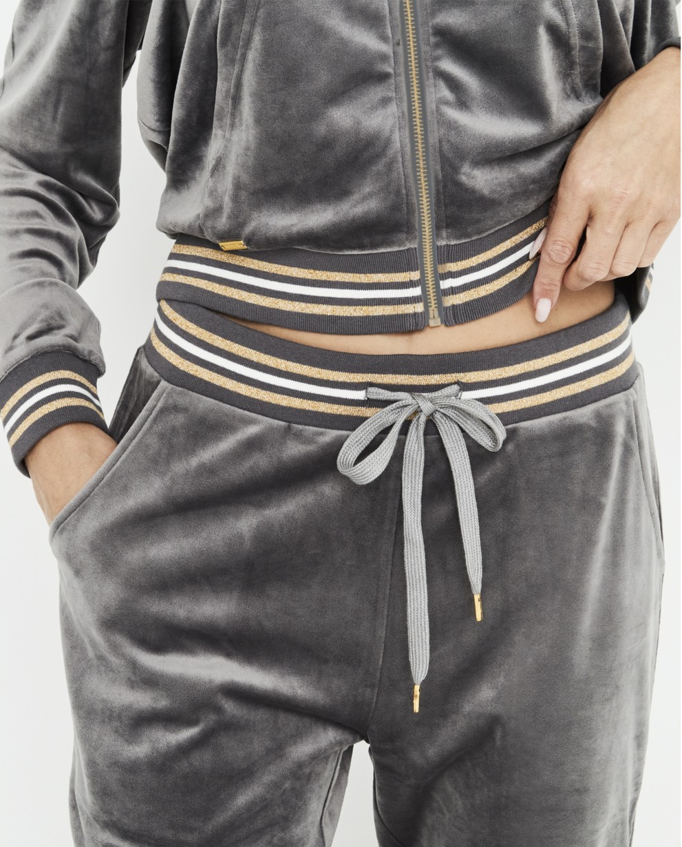 CONJUNTO DE VELUDO COM CASACO E CALÇAS