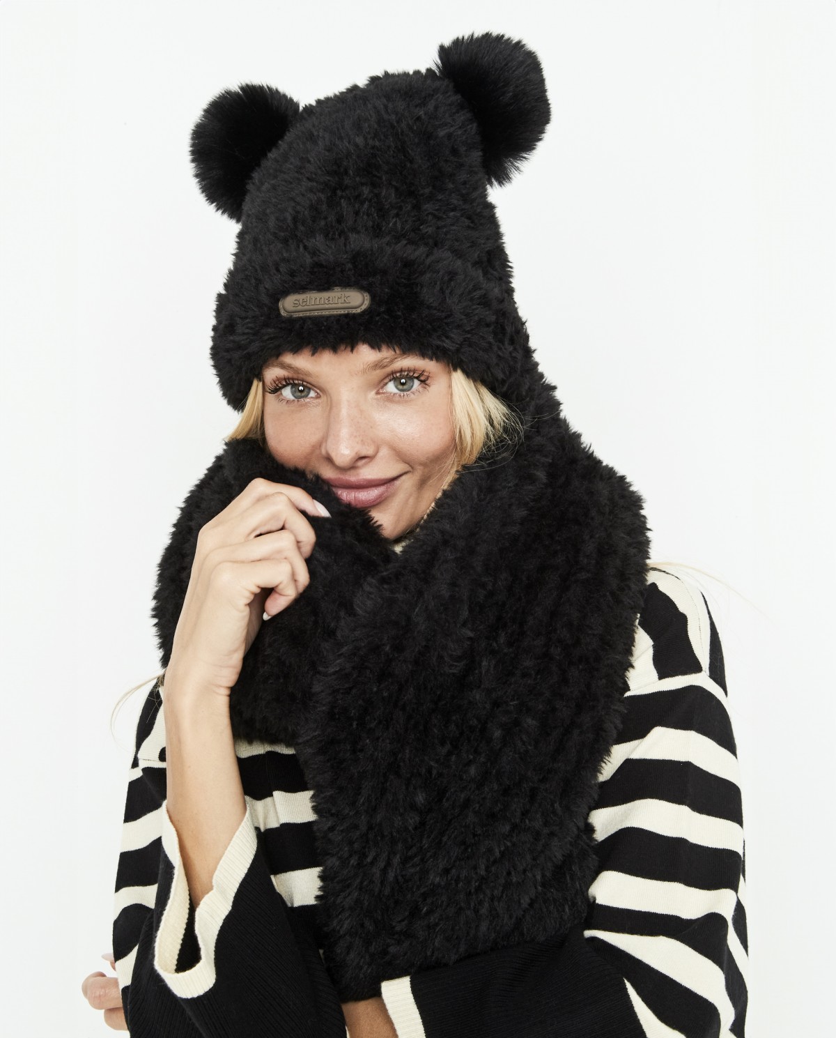 CONJUNTO DE GORRO E CACHECOL COM 2 POMPONS