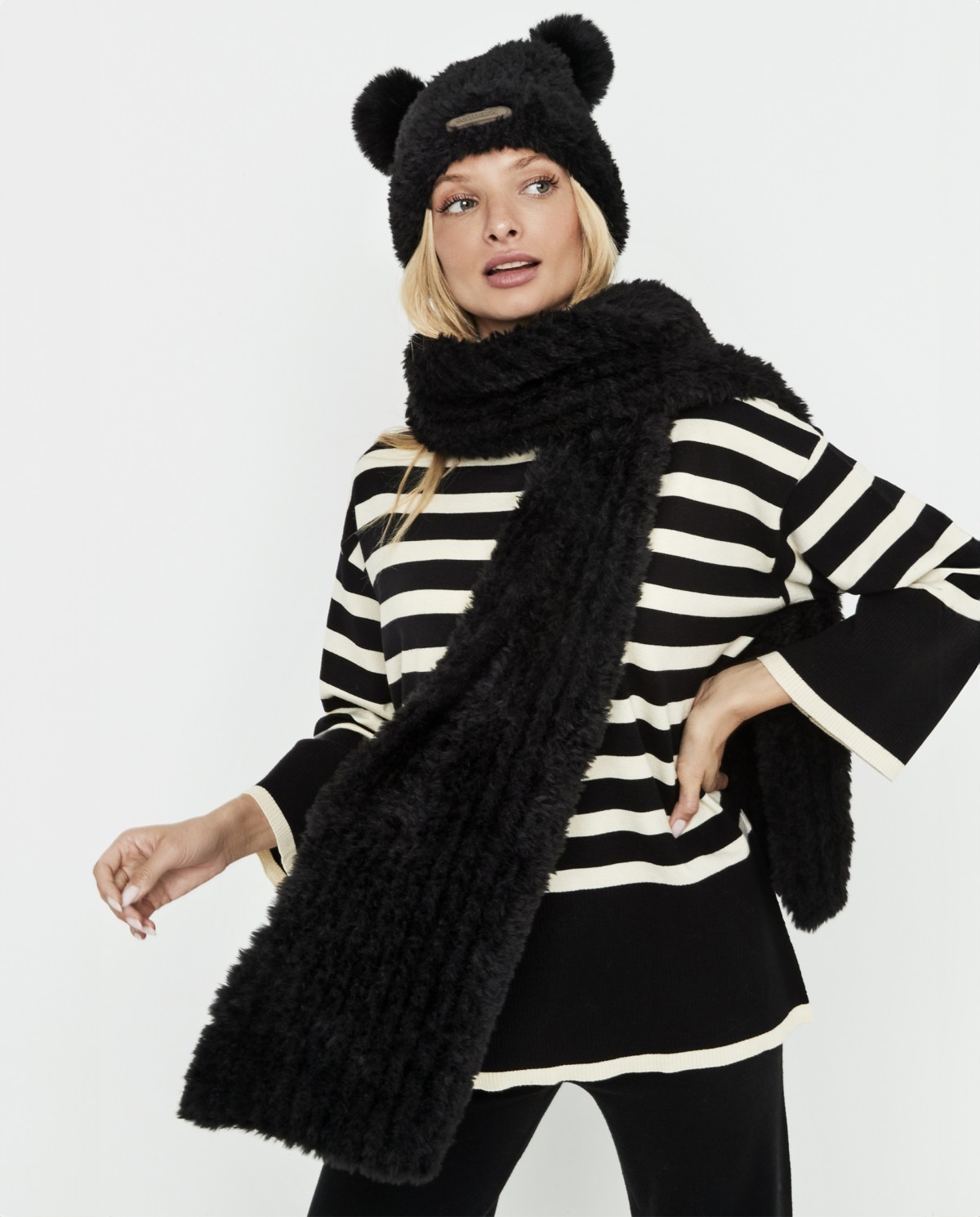 SET CAPPELLO E SCIARPA CON 2 PON PON